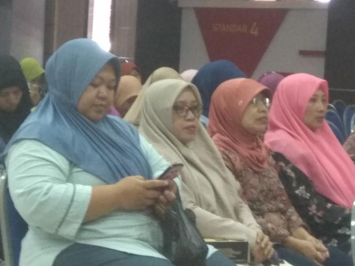 LUGAS: Roy Winandra Putra (Kabid perluasan peserta dan kepatuhan BPJS kesehatan) saat menjelaskan manfaat BPJS Kesehatan di hadapan ratusan pegawai non PNS UIN Malang, Rabu (27/3).